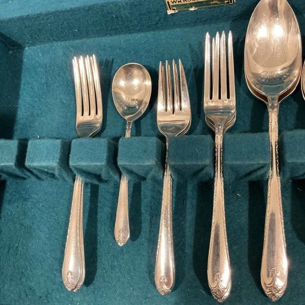 WM A ROGERS Exquisite silver plate flatware‎ 39 pieces with case great condition
